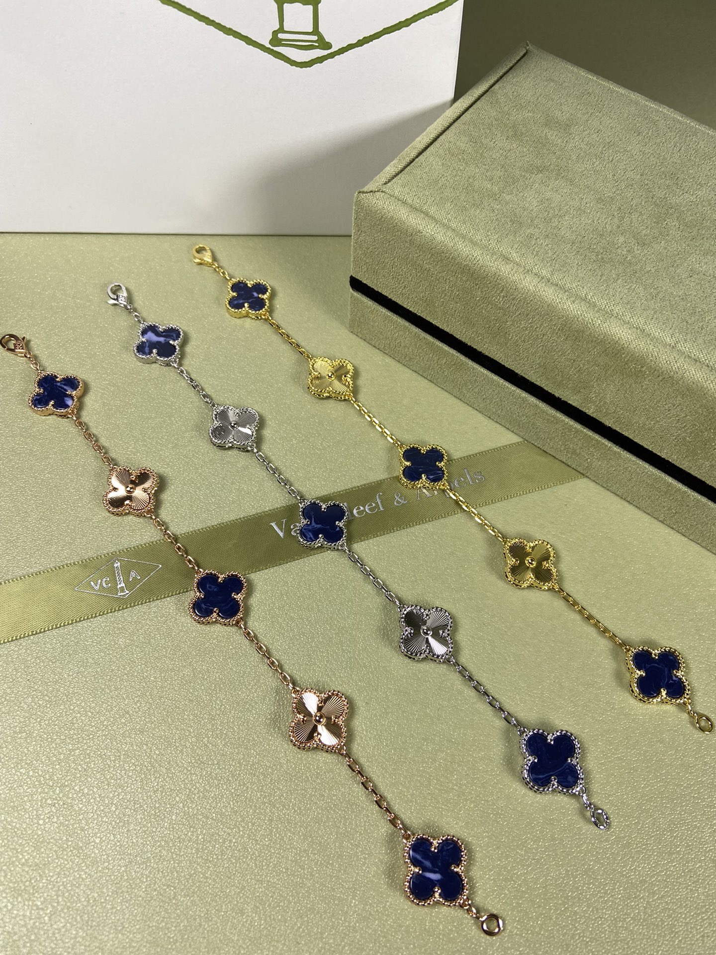 Van Cleef & Arpels B
