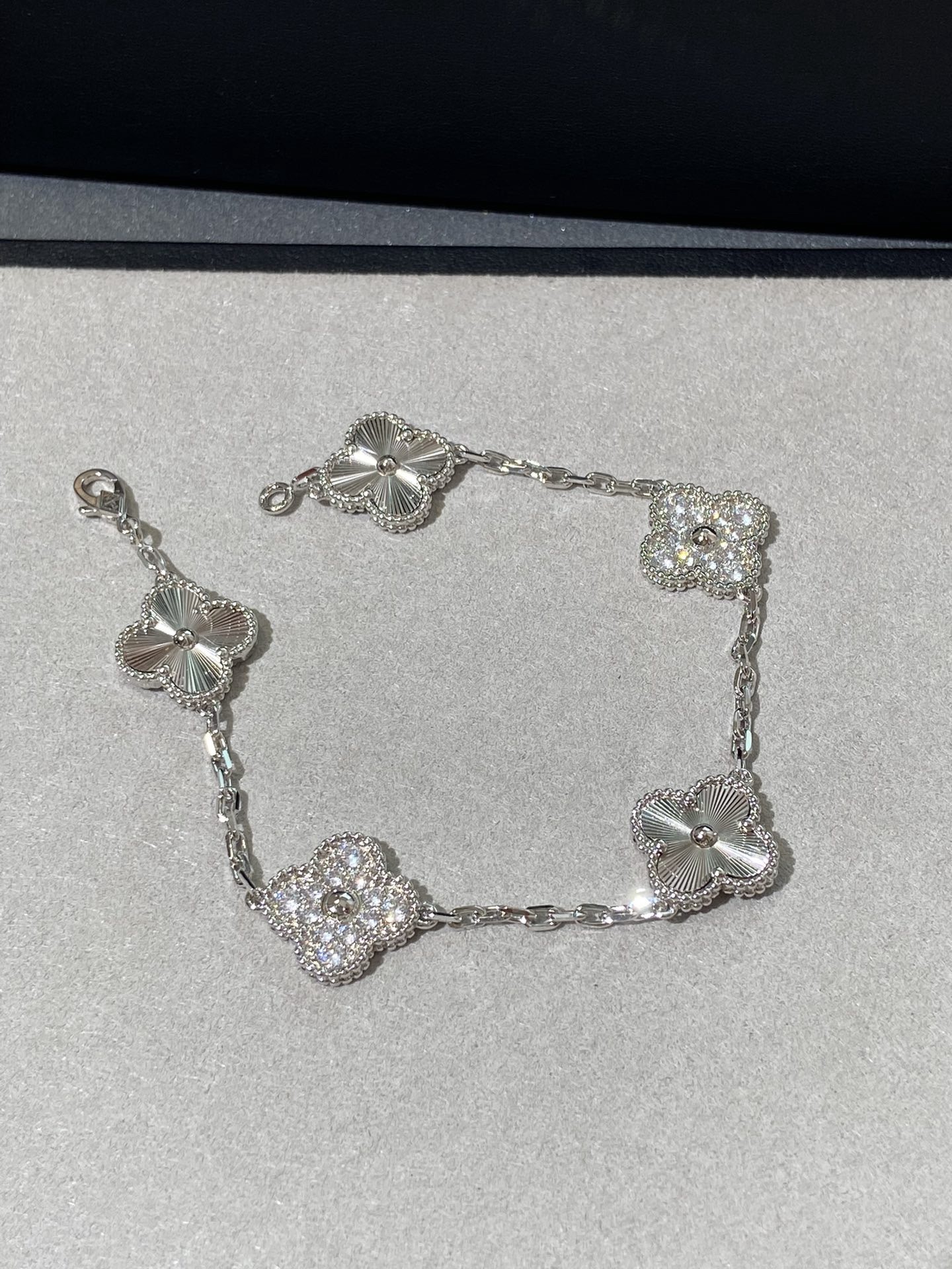 Van Cleef & Arpels B